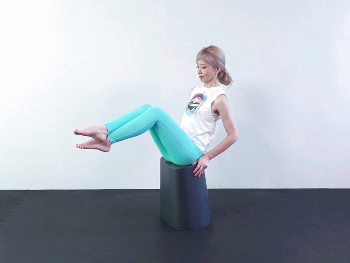 6:両脚を押し合うように上に押しあげます