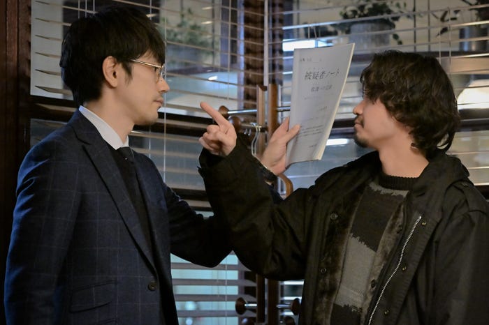 松山ケンイチ、磯村勇斗「クジャクのダンス、誰が見た?」(C)TBS