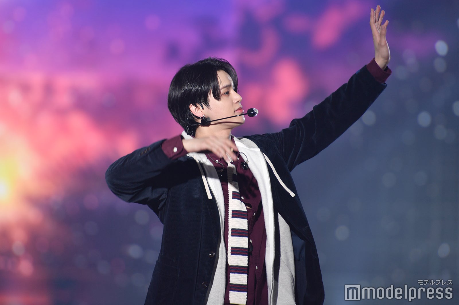 会場の上の方までファンサービスをするK（C）モデルプレス