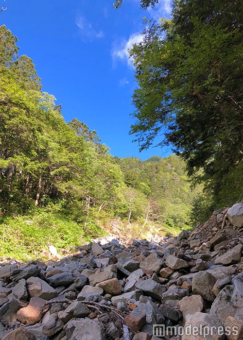 ゴロゴロ石場もちらほら（C）モデルプレス
