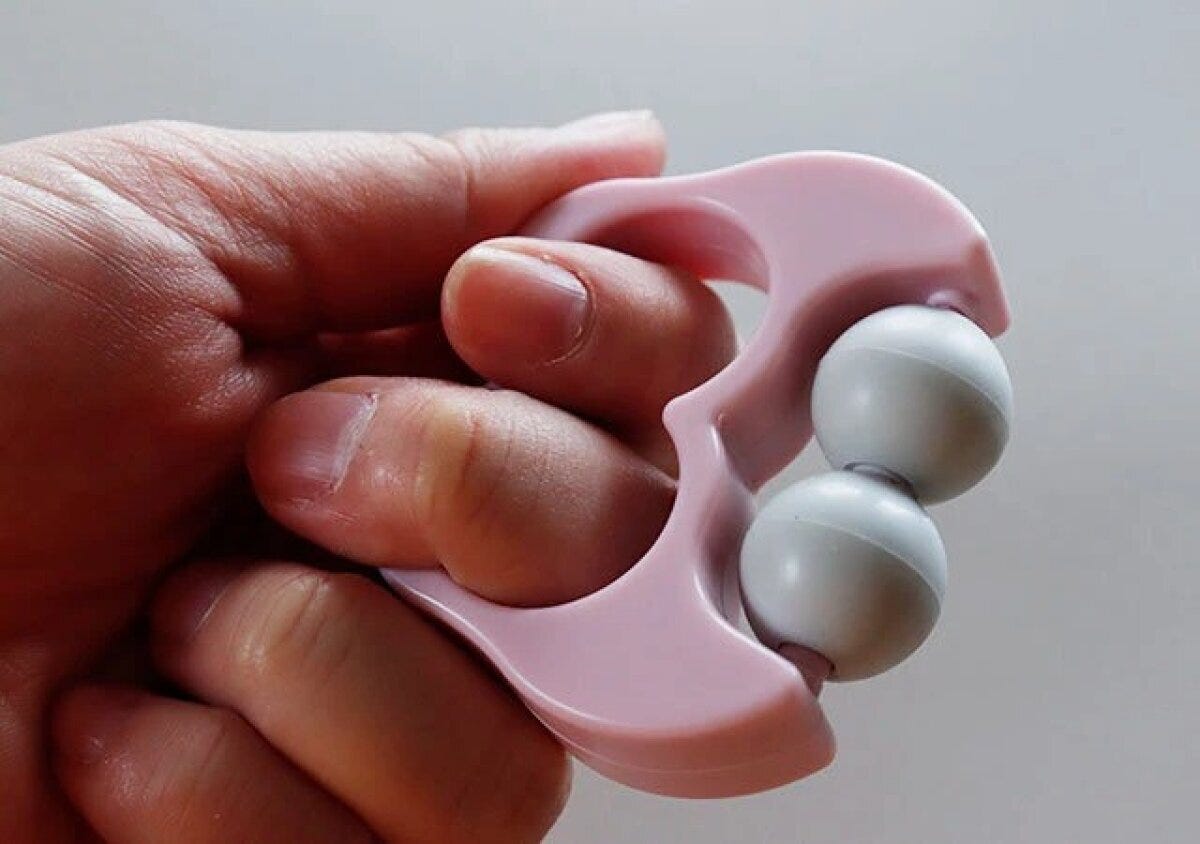 ダイソー　ミニ携帯フェイスローラー（2つ穴）　サイズ感