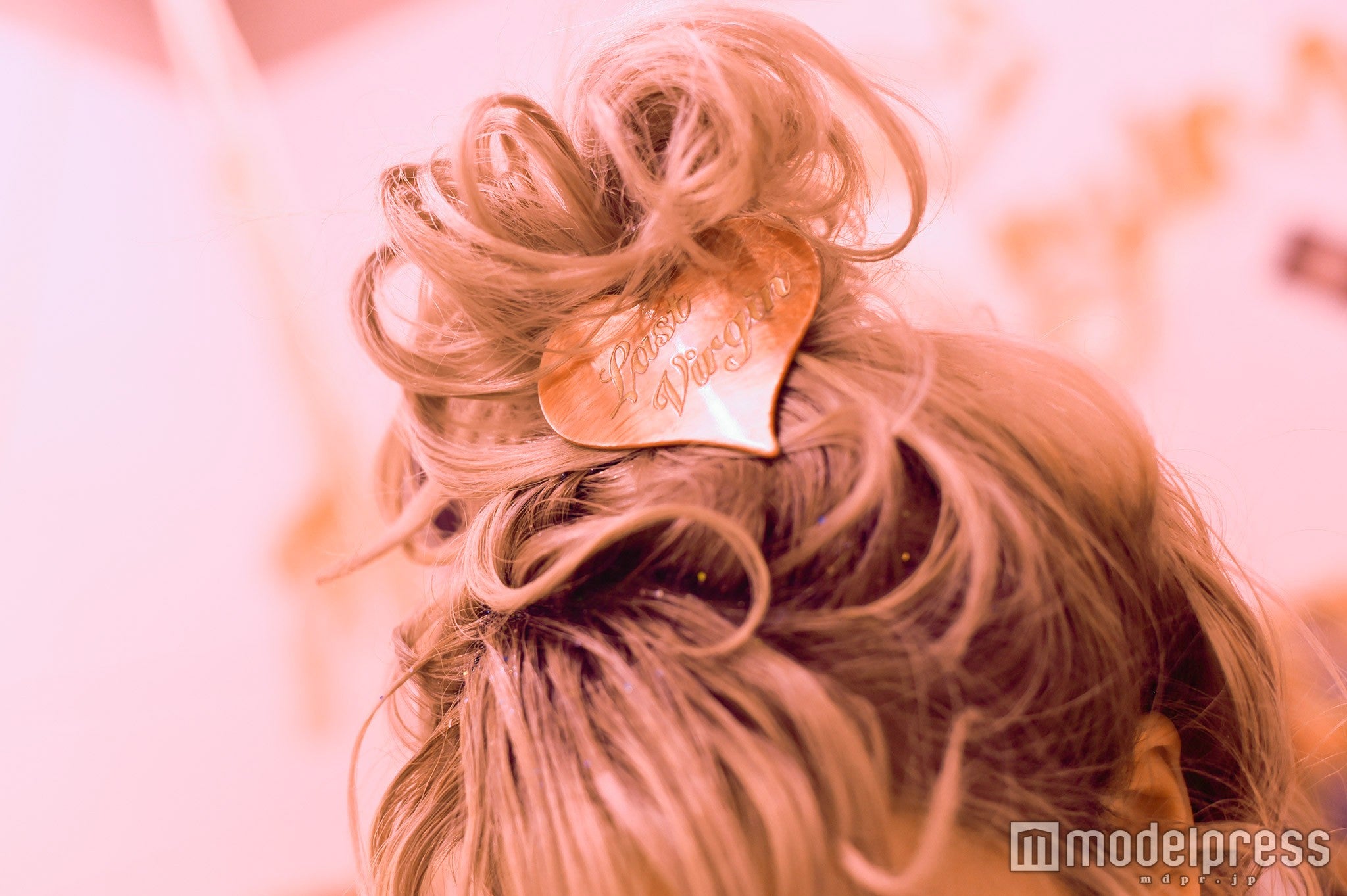 ヘアアクセも注目（C）モデルプレス