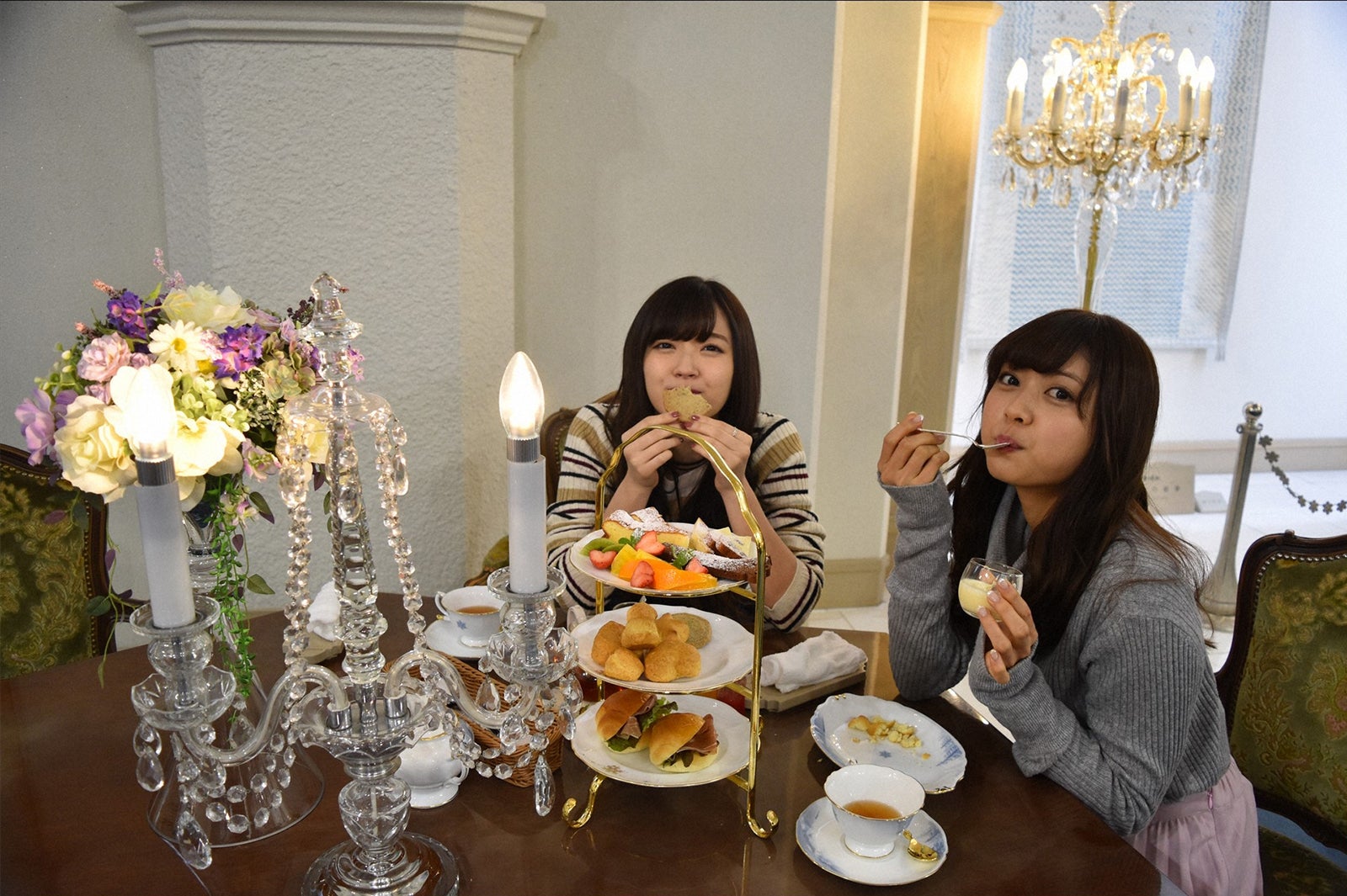 （左から）鈴木愛理、松元絵里花（C）TBS