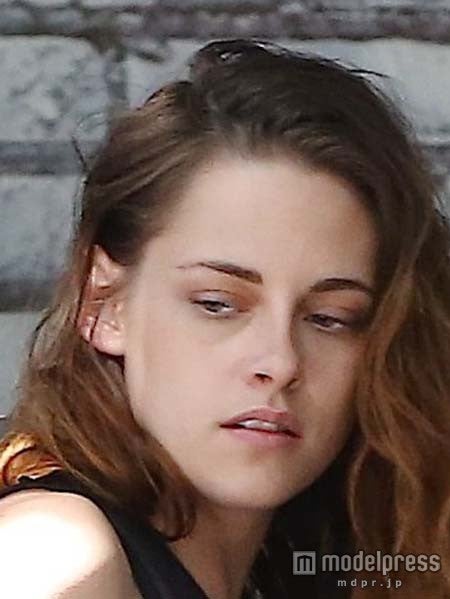 クリステン・スチュワート、美しすぎるスッピンと大胆ブラ見せ