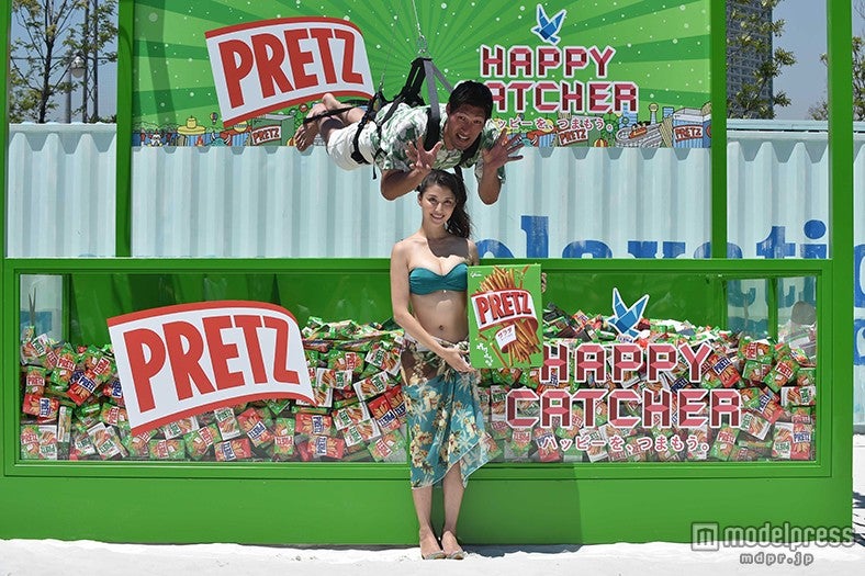 橋本マナミ、柔道家の篠原信一（手前から）