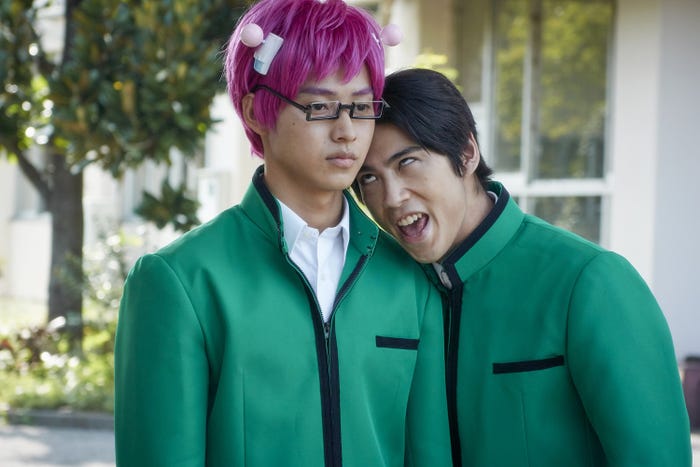 山崎賢人に絡む賀来賢人(C)麻生周一/集英社・2017映画「斉木楠雄のΨ難」製作委員会