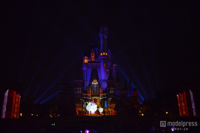 TDL初のプロジェクションマッピング「ワンス・アポン・ア・タイム」／ミセス・ポットとチップ（美女と野獣より）