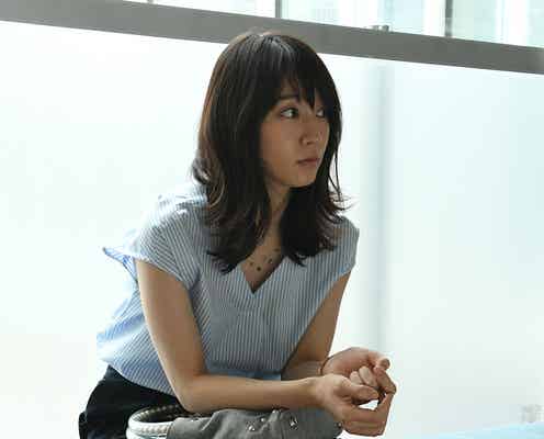 凜華(吉岡里帆)、トレンド深Vネックでキレイめに<「ごめん、愛してる」第8話コーデ解説>