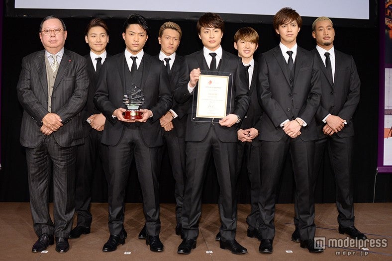 （前列左より）香港政府観光局ピーター・ラム会長、数原龍友、白濱亜嵐、片寄涼太（後列左より）小森隼、中務裕太、佐野玲於、関口メンディー