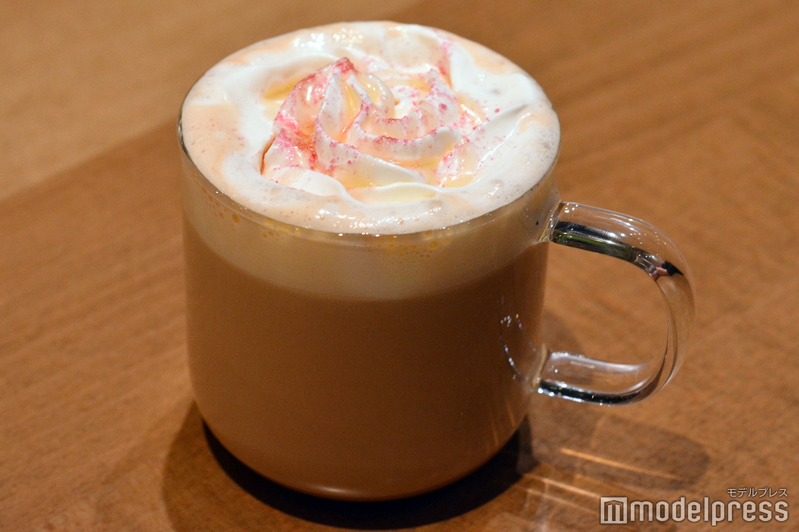 ホイップクリームがまるで花のよう（C）モデルプレス