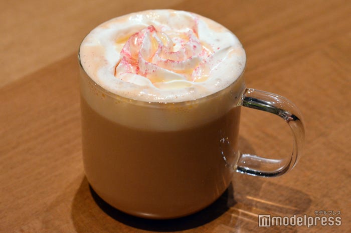 ホイップクリームがまるで花のよう(C)モデルプレス