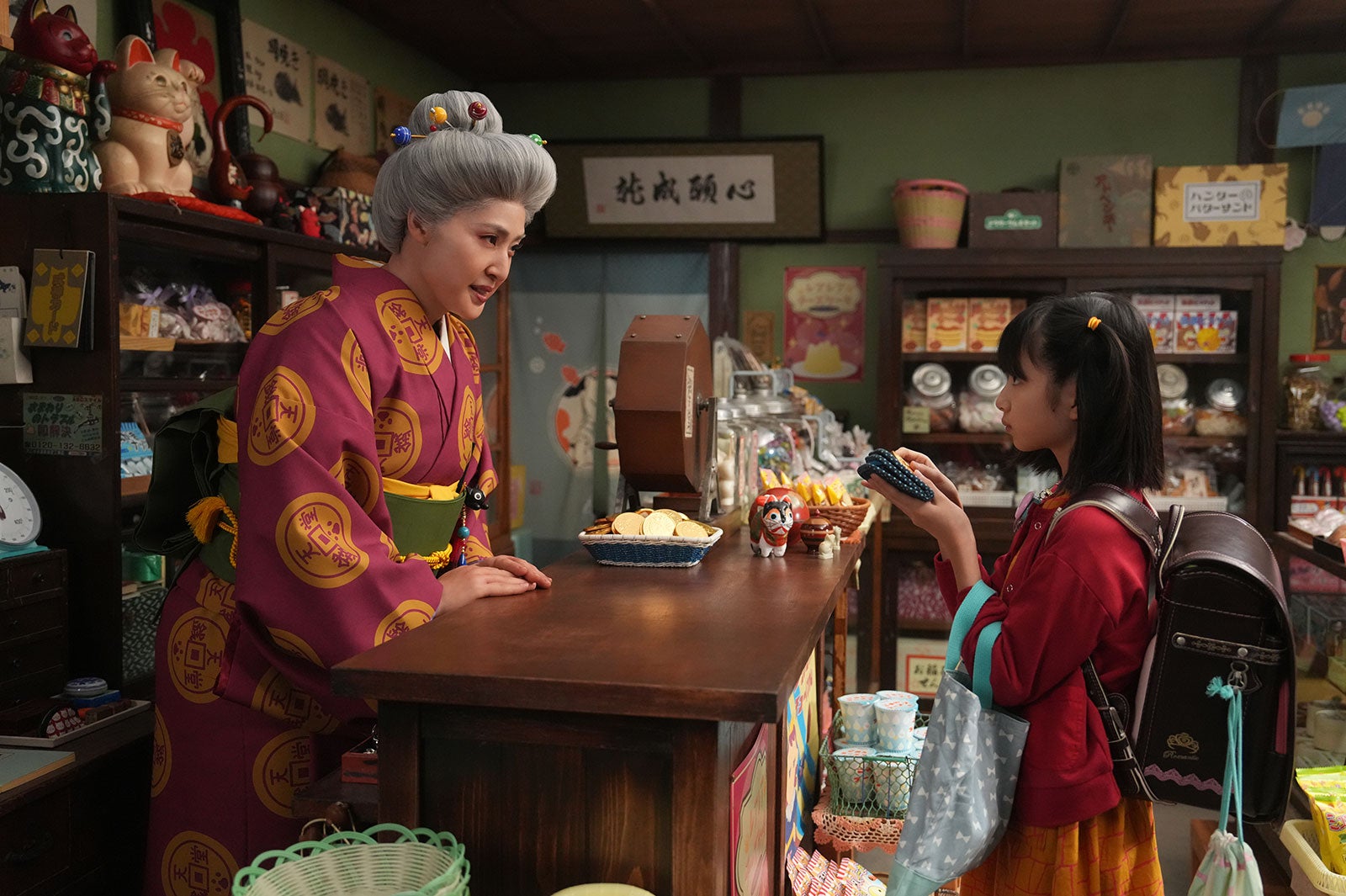 天海祐希、白山乃愛（C）2024映画「ふしぎ駄菓子屋 銭天堂」製作委員会