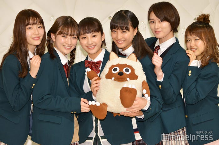 (左から)中村里帆、優希美青、平祐奈、大友花恋、高月彩良、鶴田奈々(C)モデルプレス