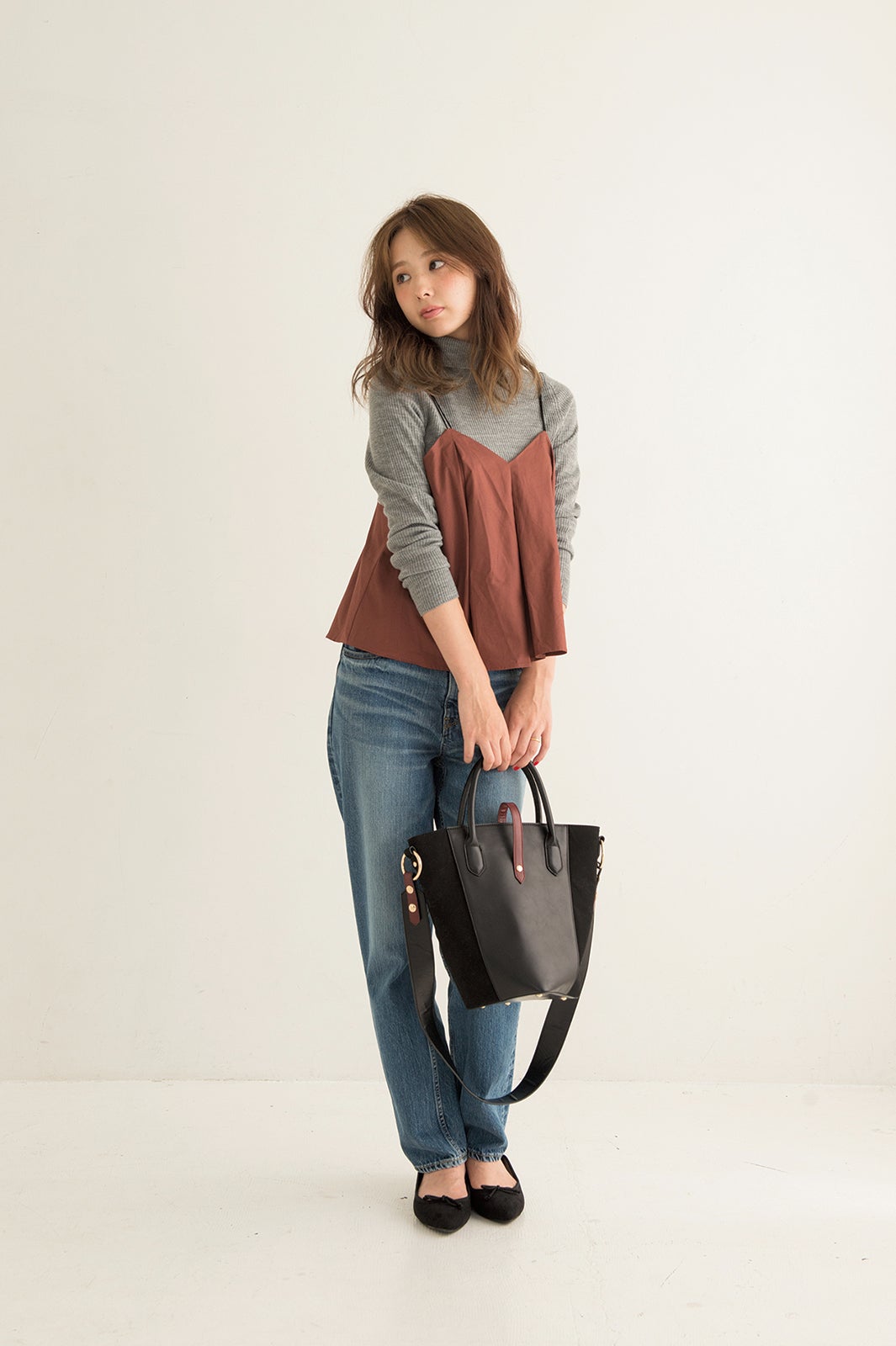 ハイウエストデニムの“甘コーデ”（画像提供：セブン＆アイ出版）