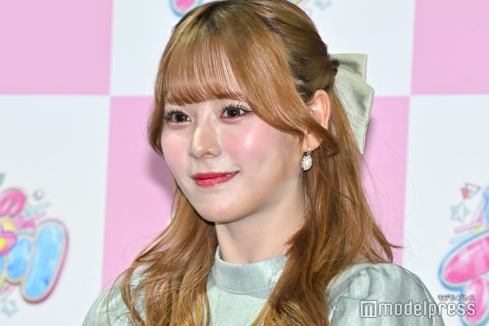 ロングヘアの齊藤なぎさ(C)モデルプレス