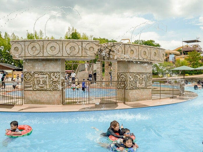 流れるプールがある「アドベンチャーリバー」には四方八方に降り注ぐ「あばれ噴水」や不規則に水が落ちてくる「ドッポーンバケツ」などがあります