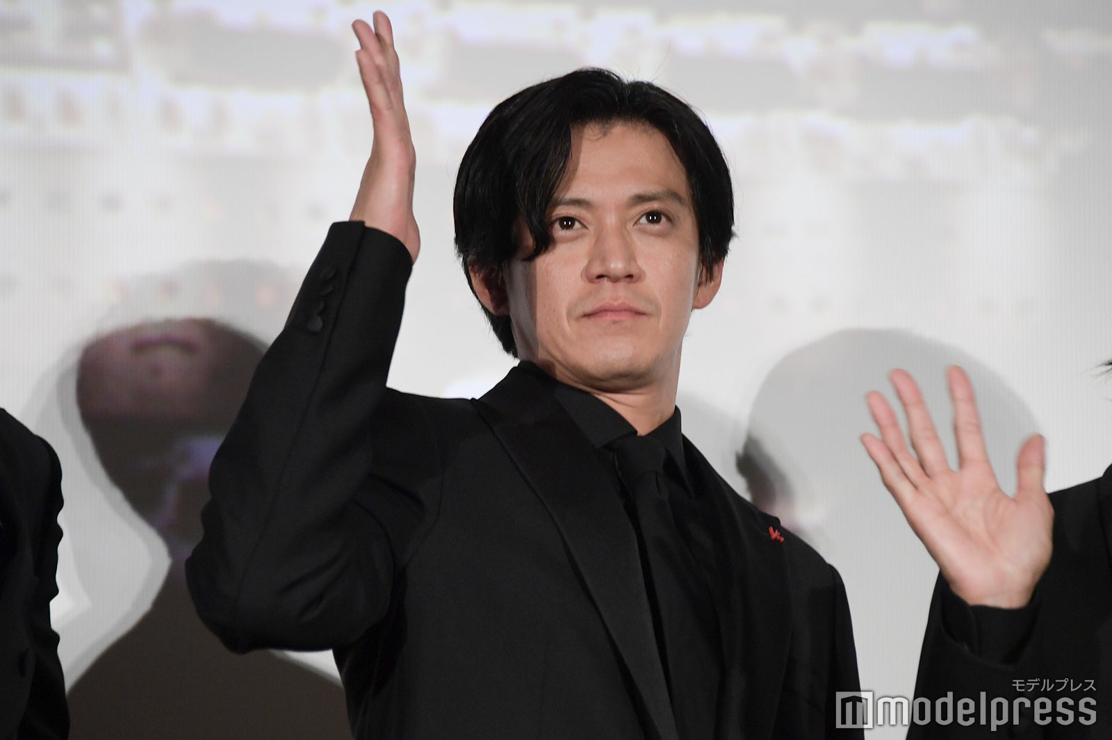 “ギラギラ”と手を振る小栗旬（C）モデルプレス