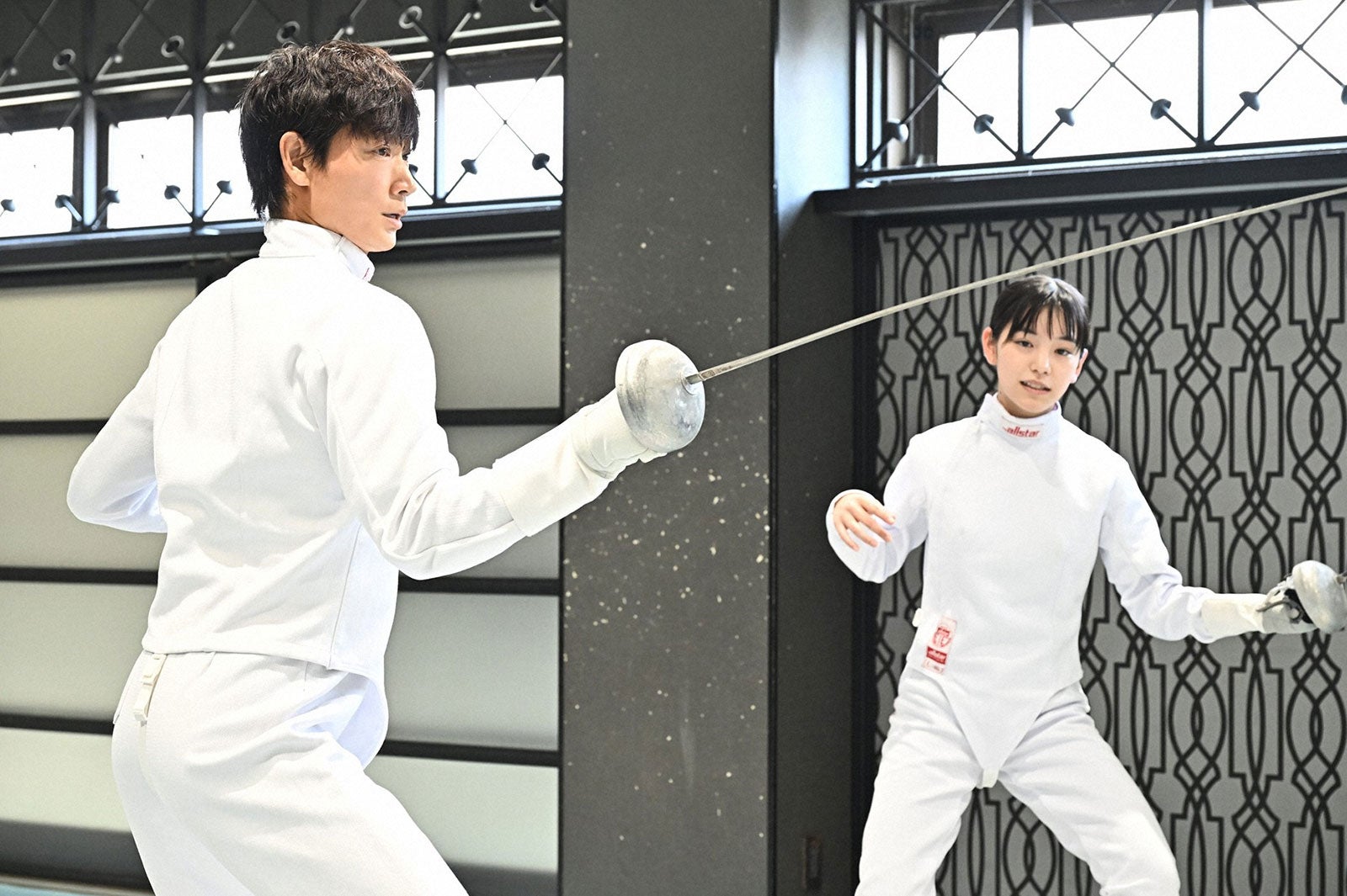 綾野剛、當真あみ／「オールドルーキー」第5話より（C）TBS