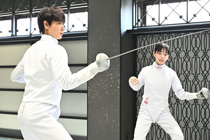 綾野剛、當真あみ/「オールドルーキー」第5話より(C)TBS