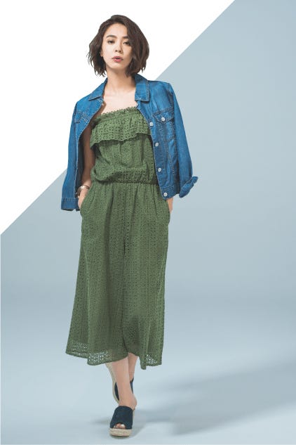 総レースロンパース¥19,000/バナーバレット(バナーバレット 新宿ルミネ2) デニムブルゾン¥19,000/ルーニィ バングル¥2,000/ブリスポイント(アダストリア) ミュールサンダル¥5,800/ブリスポイント(アダストリア)(C)TOPLOG