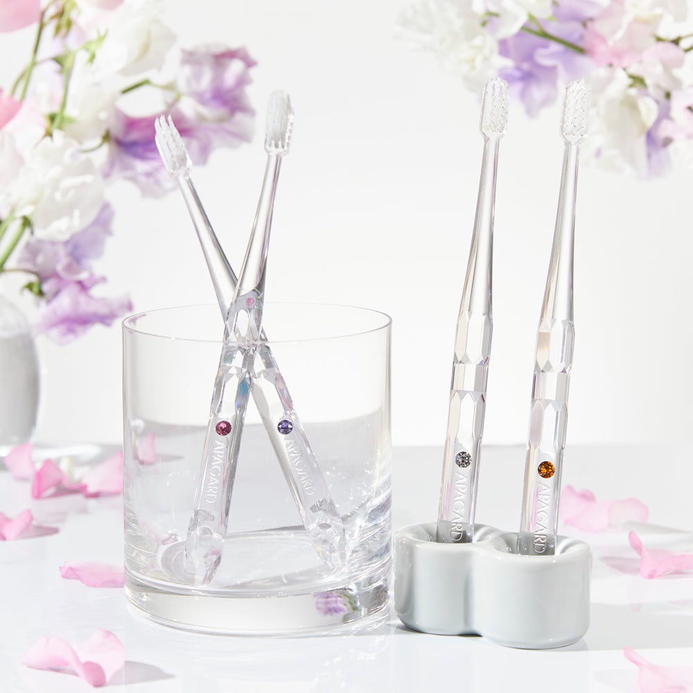 「アパガードクリスタル歯ブラシ」（左から）ローズ・バイオレット・クリスタル・トパーズ　各375円（税込）