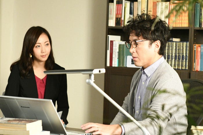 木南晴夏、ムロツヨシ/「大恋愛~僕を忘れる君と」第8話より(C)TBS