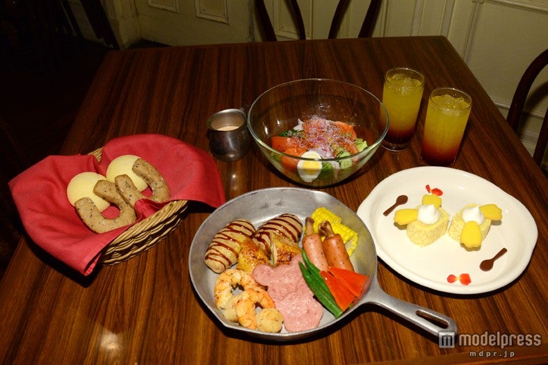 新しいディナーショー「ザ・ダイヤモンドホースシュー・プレゼンツ“ミッキー＆カンパニー”」で食べることのできるディナーメニュー（大人用）