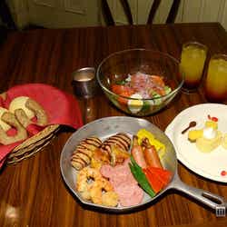 新しいディナーショー「ザ・ダイヤモンドホースシュー・プレゼンツ“ミッキー&カンパニー”」で食べることのできるディナーメニュー(大人用)