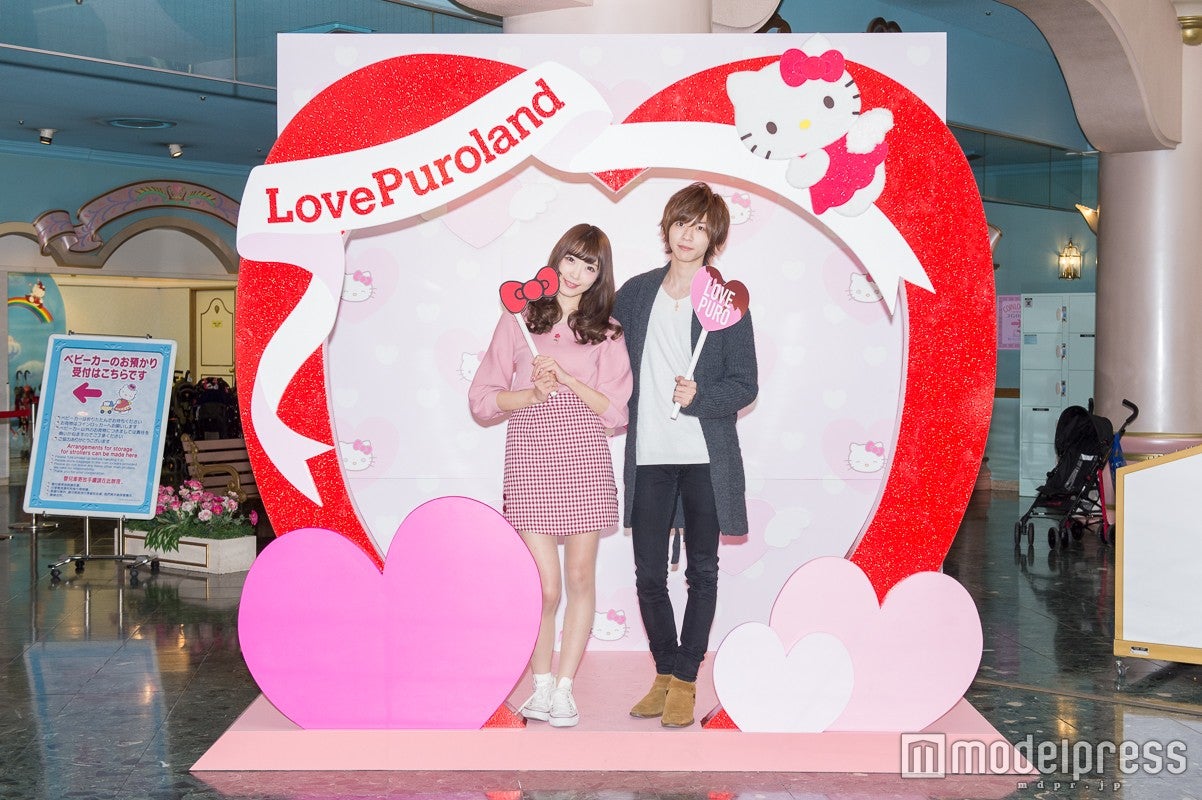 好みのフォトプロップスを選べる／モデル：かえで、笹森裕貴（C）モデルプレス