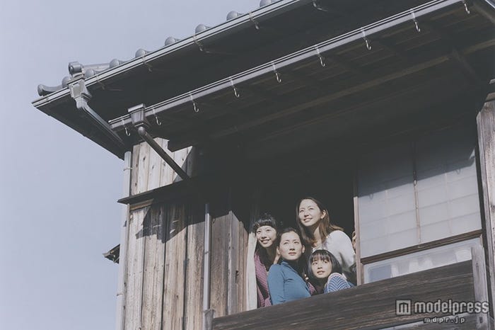 映画「海街diray」の美女4姉妹(C)2015 吉田秋生・小学館/フジテレビジョン 小学館 東宝 ギャガ