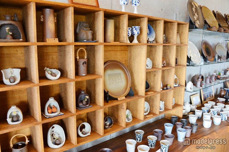 沖縄恩納村「土花土花」ギャラリーとして沖縄陶芸作家の作品も展示