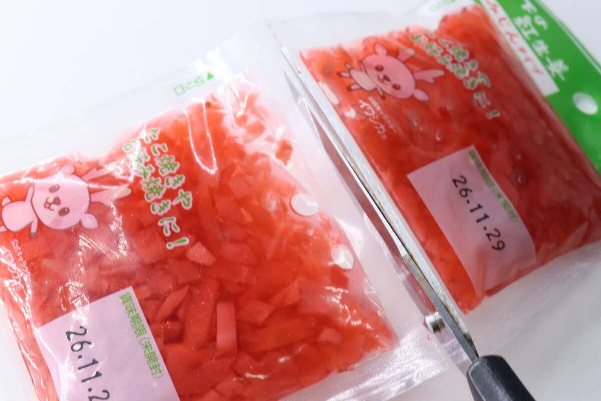 ハサミで岩下の紅生姜みじんタイプの小分けパックを開封している様子