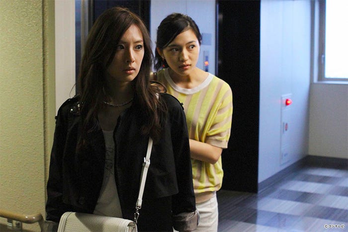 (左から)北川景子、川口春奈/連続ドラマ「探偵の探偵」第1話より