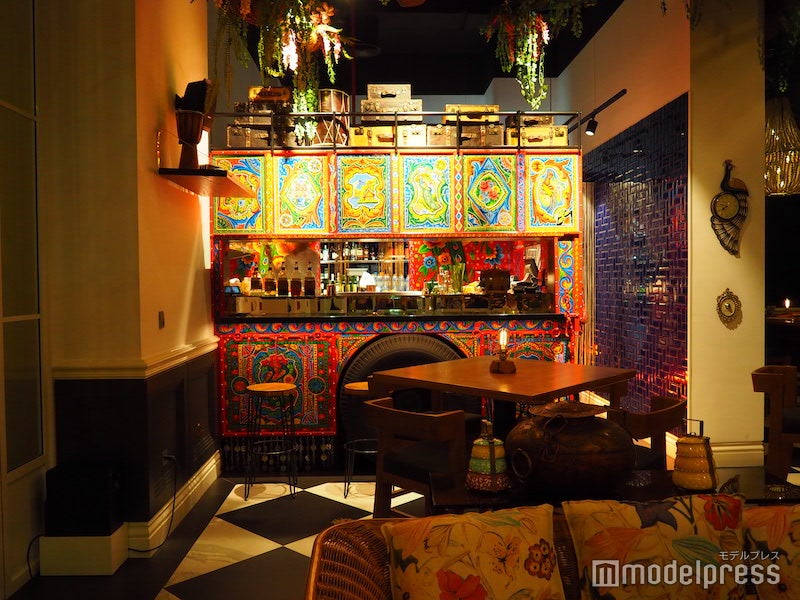 店の中にはインドを象徴するカラフルなトラックが（C）モデルプレス