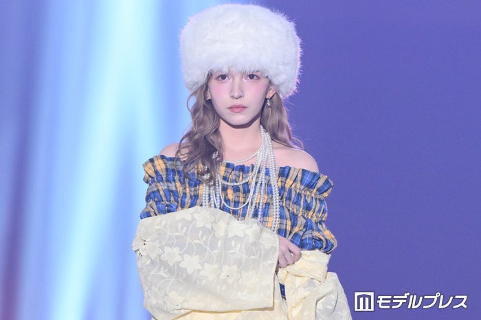 FRUITS ZIPPER早瀬ノエル、トップバッターで「IDOL RUNWAY」開幕 肩出し衣装で美デコルテ披露