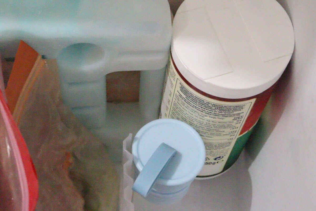 冷凍庫の引き出しに、水色のスティックが立てて置かれている