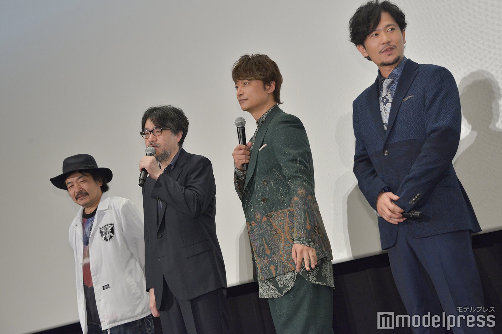 太田監督の乱入に警戒する香取 （C）モデルプレス