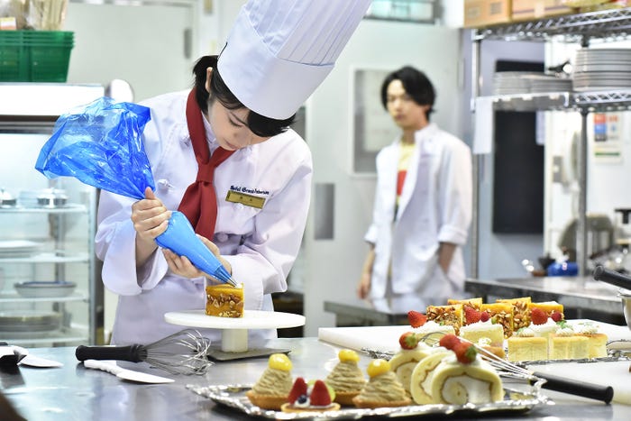 浜辺美波、中村倫也/「崖っぷちホテル!」第2話より(C)日本テレビ