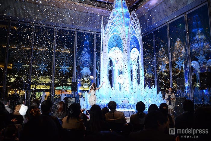 「丸の内クリスマスツリー点灯式」May J.