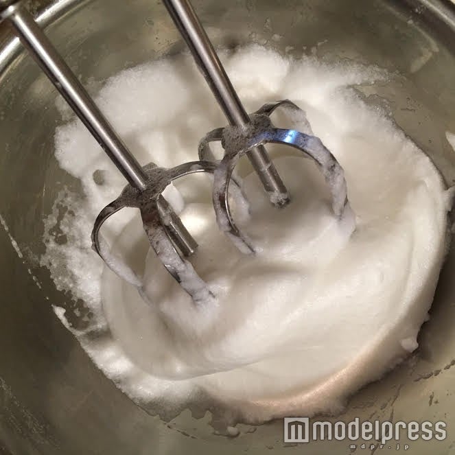 卵白でメレンゲ作り／画像提供：柏原歩