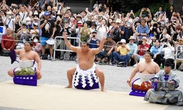 甲子園球児みたい 横綱土俵入り後に砂をかき集める来場者の姿「毎回そうです」