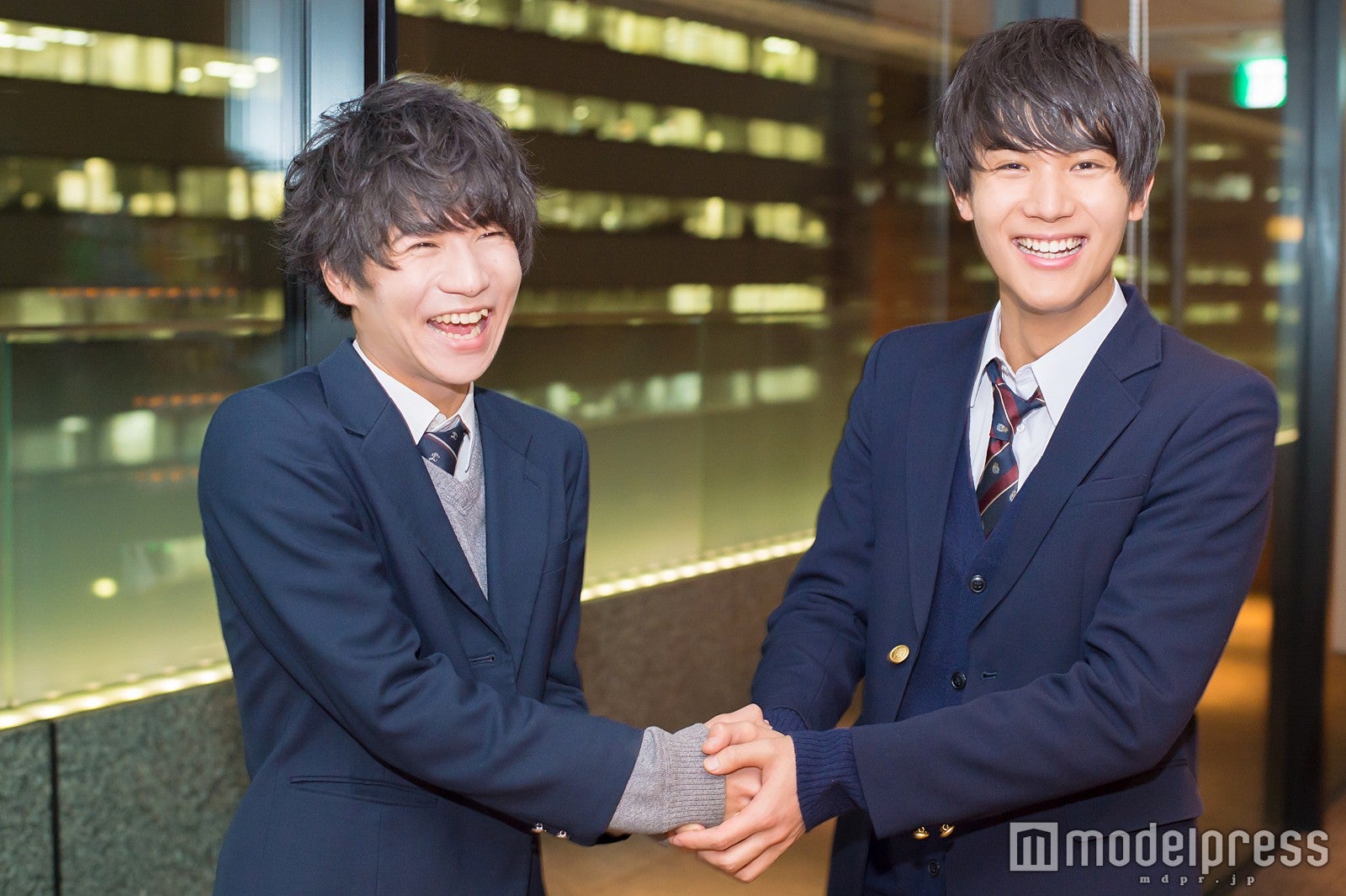 固い握手！（左から）大岡拓海さん、中川大志さん （C）モデルプレス