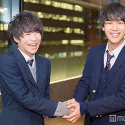 固い握手！（左から）大岡拓海さん、中川大志さん （C）モデルプレス