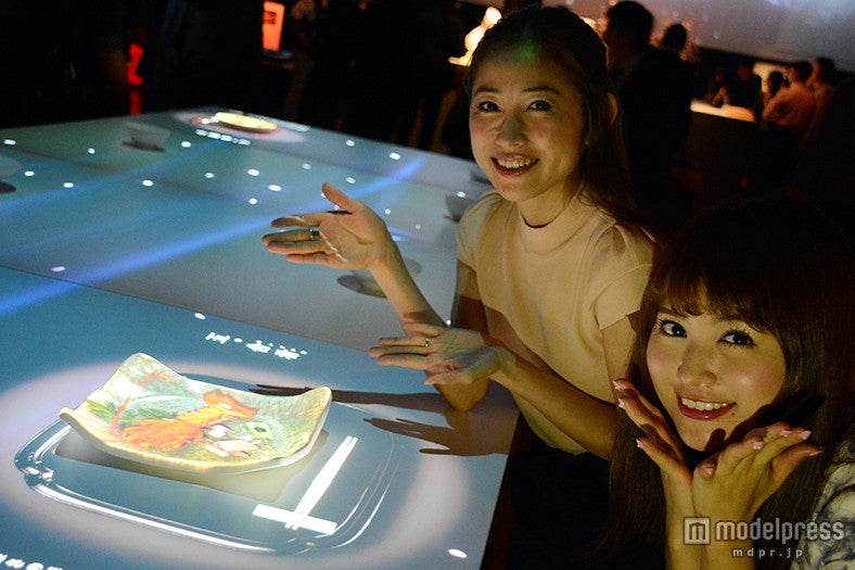 会席料理や器の柄が3Dで食卓に投影される「季節の食卓プロジェクション」