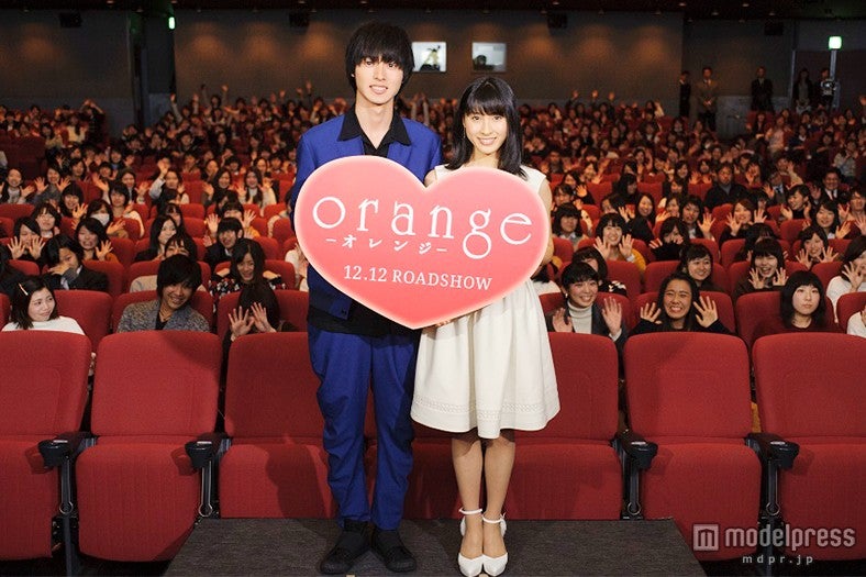 大阪で舞台挨拶を行った（左から）山崎賢人、土屋太鳳（C）2015「orange」製作委員会 （C）高野苺／双葉社