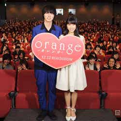 大阪で舞台挨拶を行った（左から）山崎賢人、土屋太鳳（C）2015「orange」製作委員会 （C）高野苺／双葉社