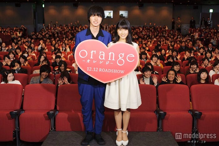 大阪で舞台挨拶を行った(左から)山崎賢人、土屋太鳳(C)2015「orange」製作委員会 (C)高野苺/双葉社