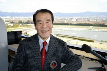 「89歳とは思えない達者なしゃべり」「久しぶりに見た」菊花賞中継に登場した伝説アナウンサー、久々の姿にファン騒然 白髪も赤紫のオシャレスーツで登場「まだまだお元気すごいな」「マジで感動」