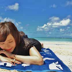 グアムのビーチでのんびりお昼寝／益若つばさ【モデルプレス】