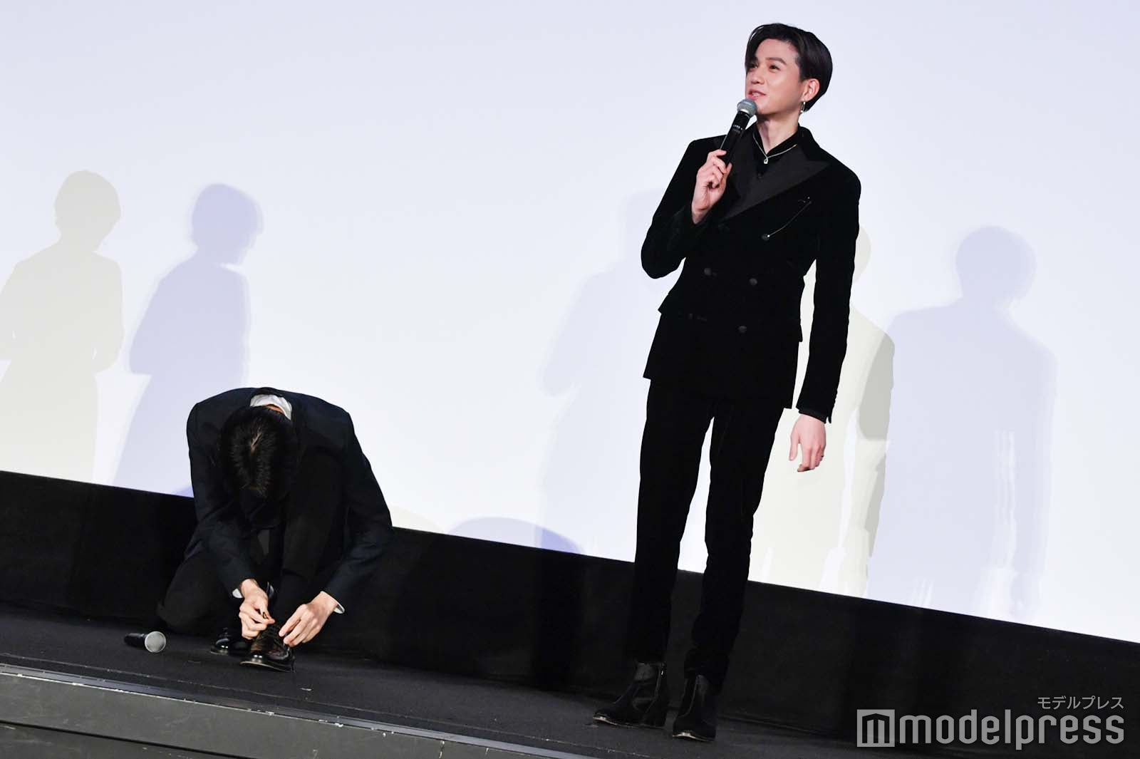壇上に上がってから靴紐が解けていると気付いた萩原利久、フォローする八木勇征（C）モデルプレス